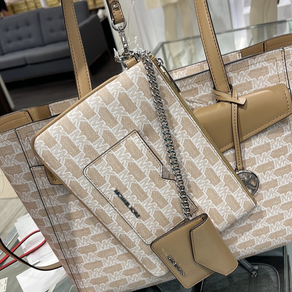 MICHAEL KORS JET SET ITEM LG 2 in 1 CARD CASE & WRISTLET
Camel 

NWT - Picture 11 of 16